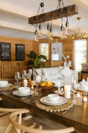 The Fox Lakefront Cottage with PrivateBeach and Sauna